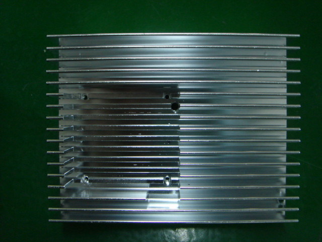 La précision de commande numérique par ordinateur de L-forme usinant, l'alliage d'aluminium de prototype rapide a expulsé radiateur