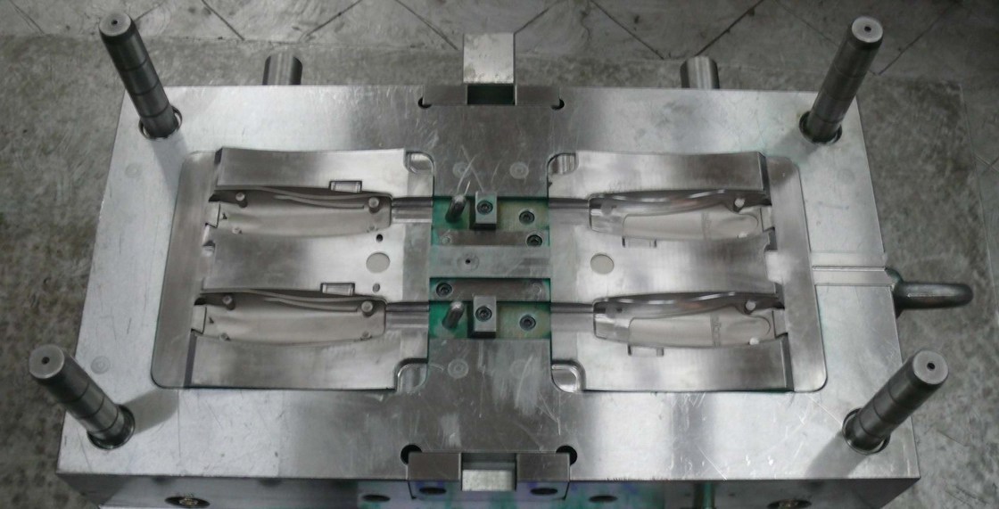 Moulage par injection d'Overmold de 2 tirs, bâti de rotation en plastique bicolore